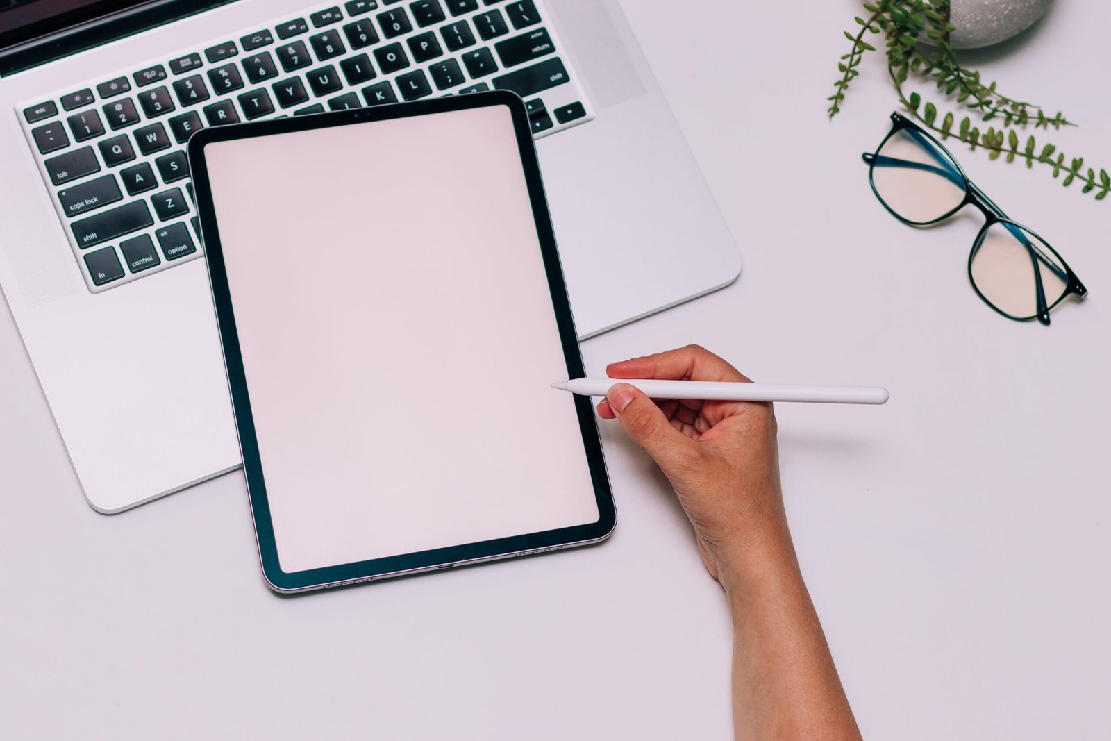 femme travaillant sur le marketing de contenu en rédigeant un contenu sur tablette