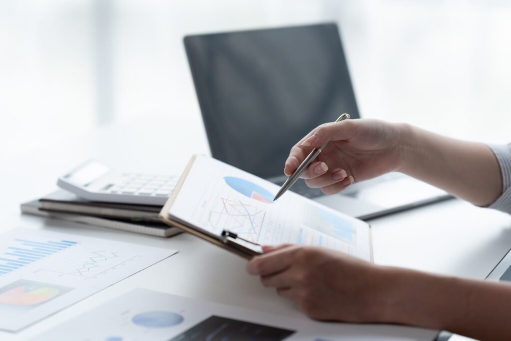 L'impact de l'IA sur le marketing de contenu : Le futur du storytelling 4 une femme analysant un suivi sur papier