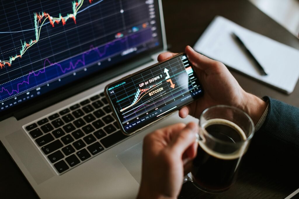 Marketing prédictif et IA : Prédire le comportement des consommateurs 1 Un homme avec une tasse de café fait du marketing prédictif sur son laptop