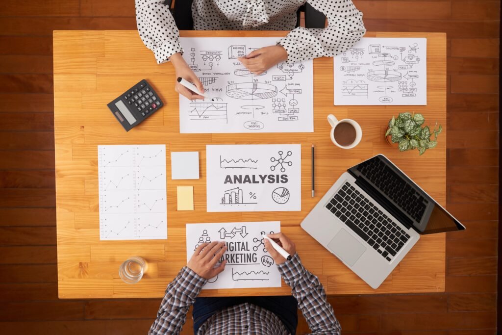 L'impact de l'IA sur le marketing de contenu : Le futur du storytelling 2 deux personnes élaborant une stratégie marketing sur un papier