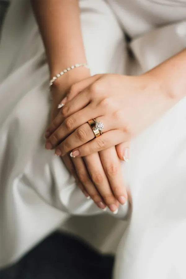 Photographe Marrakech 88 photo bague de mariage prise par notre équipe de photographes
