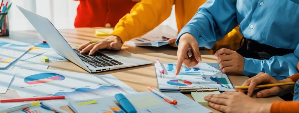 CPA Marketing: Comprendre le Coût par Action et quels sont ses avantages. 1 personnes vérifiant des métriques de CPA pour élaborer des stratégies de CPA marketing