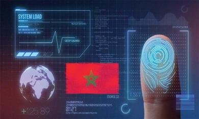 Interface digitale futuriste illustrant la transformation digitale au Maroc, avec un drapeau marocain, des données analytiques, une empreinte biométrique et des indicateurs technologiques symbolisant l’innovation numérique et la cybersécurité.