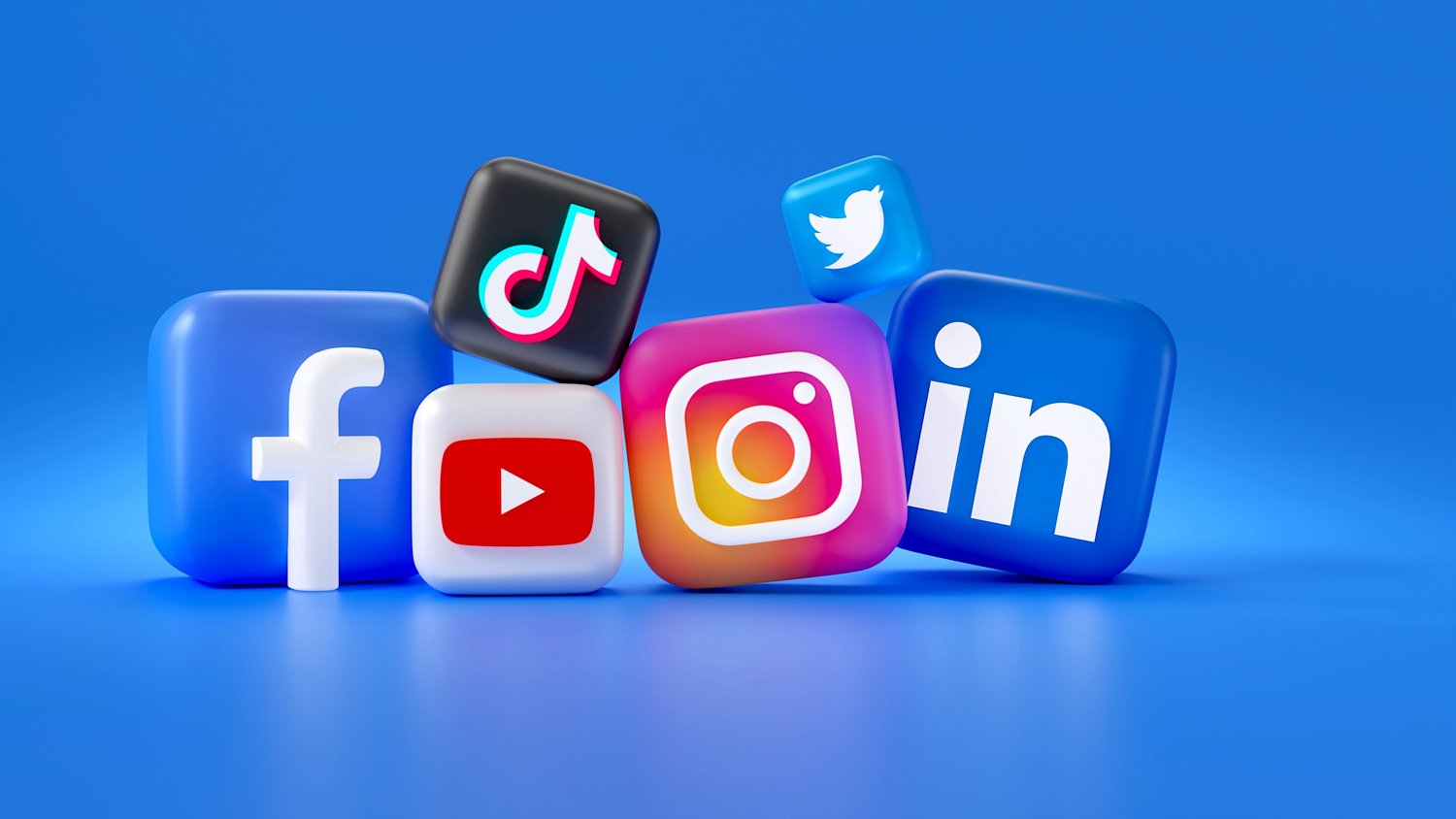Visuel montrant les principaux réseaux sociaux utilisés pour la publicité digitale Instagram, Facebook, LinkedIn et TikTok illustrant la diffusion de campagnes marketing sur les plateformes sociales.